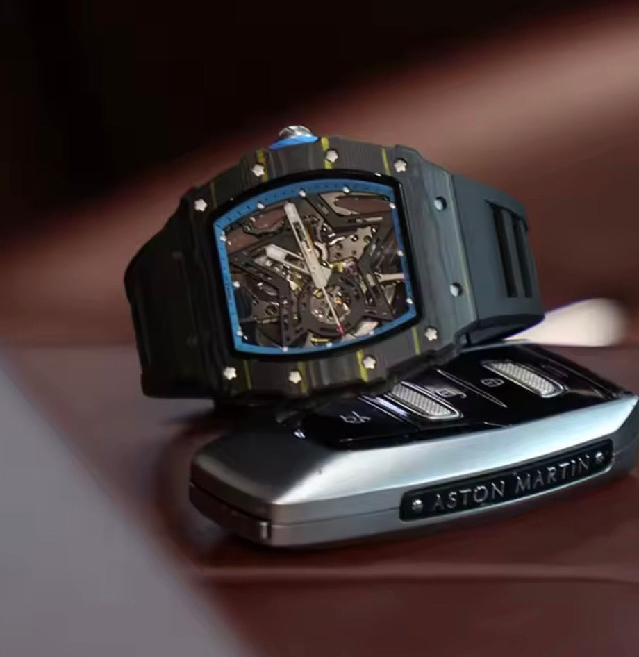 CRONUS ART CMO02-13A – Die Maschine fürs Handgelenk.
Ein Statement in Carbon, gebaut für Männer, die Zukunft tragen statt Zeit messen.