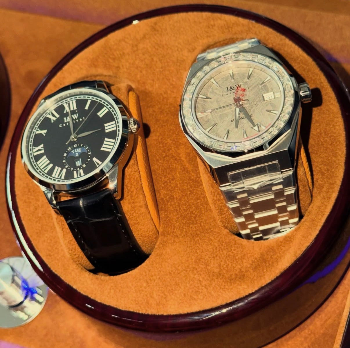 Eleganter Uhrenbeweger mit LED-Beleuchtung und Aufbewahrung