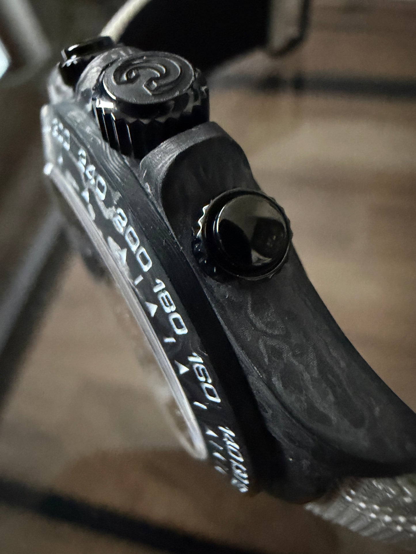 CRONUS ART CMO02-15D/16D
Carbon-Chrono auf High-Performance-Niveau