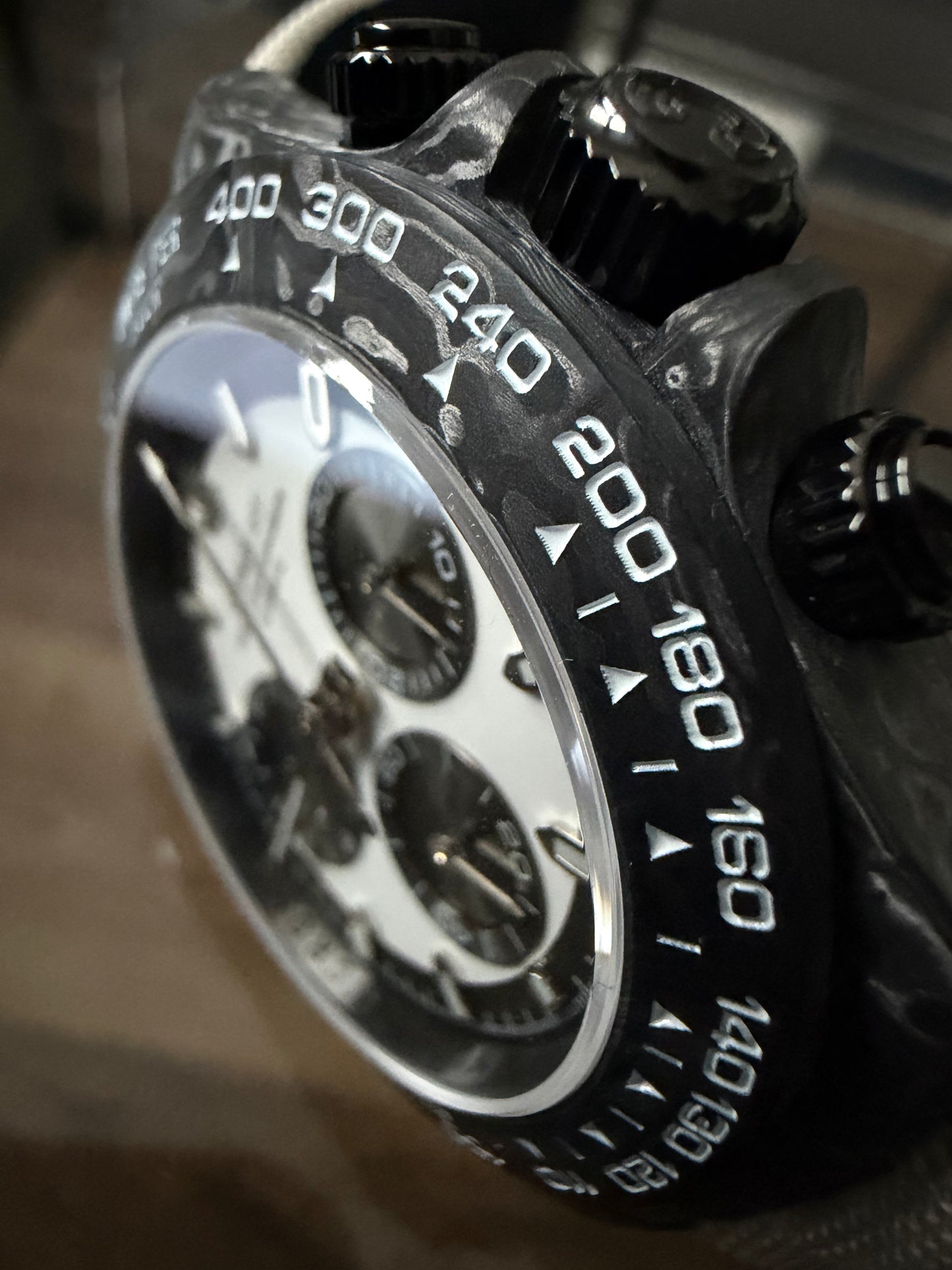 CRONUS ART CMO02-15D/16D
Carbon-Chrono auf High-Performance-Niveau