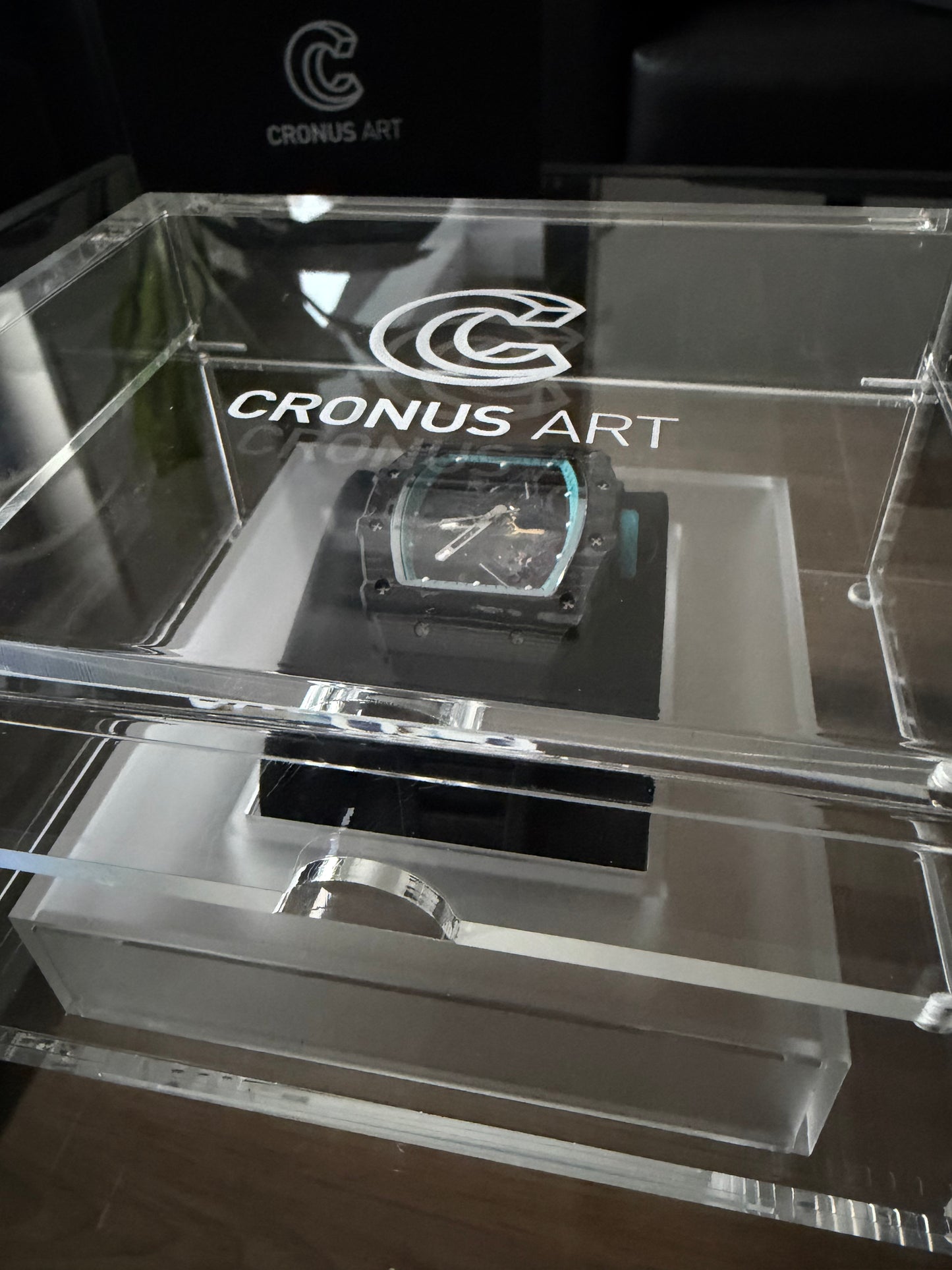 CRONUS ART CMO02-13A – Die Maschine fürs Handgelenk.
Ein Statement in Carbon, gebaut für Männer, die Zukunft tragen statt Zeit messen.