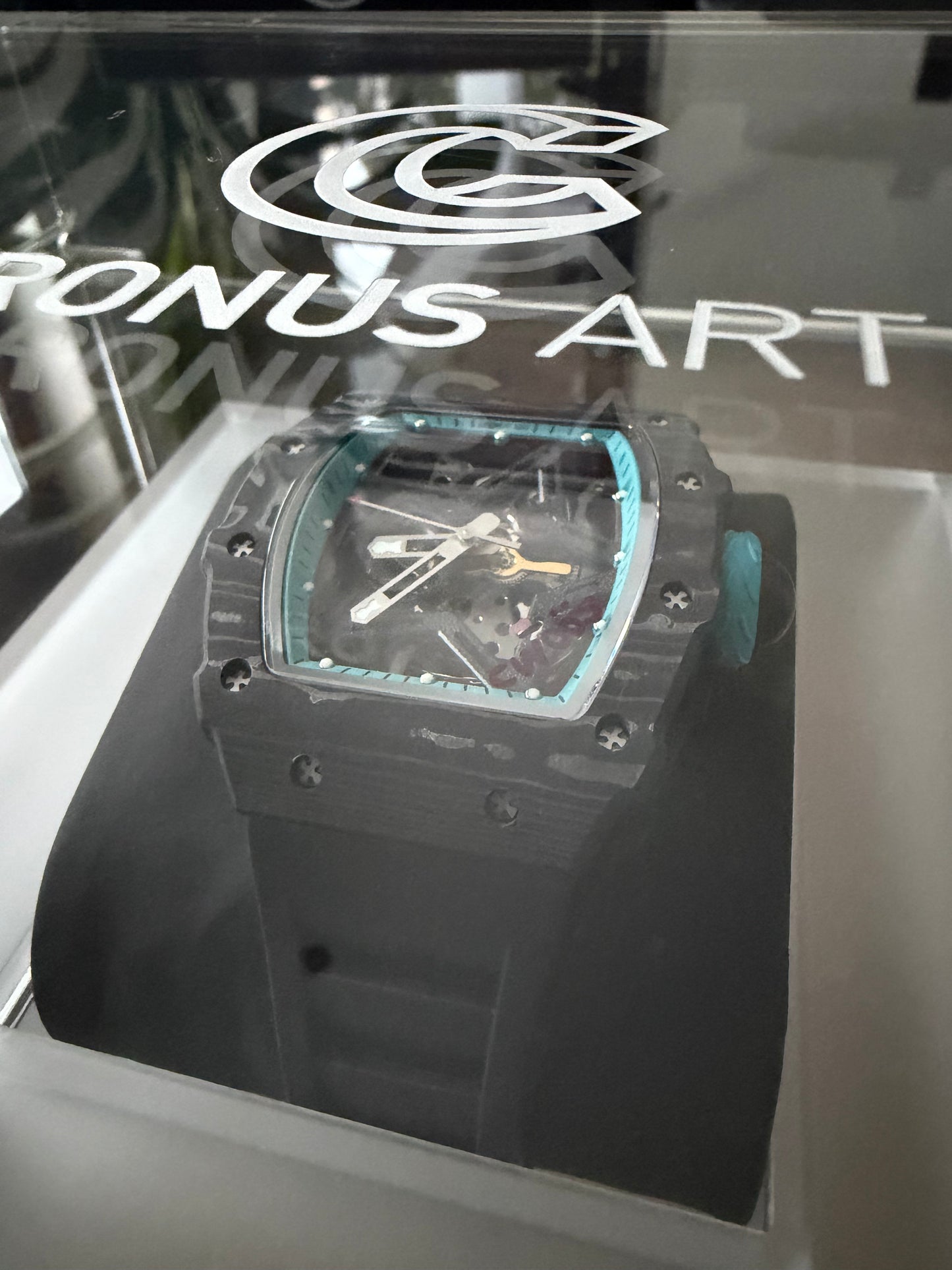 CRONUS ART CMO02-13A – Die Maschine fürs Handgelenk.
Ein Statement in Carbon, gebaut für Männer, die Zukunft tragen statt Zeit messen.